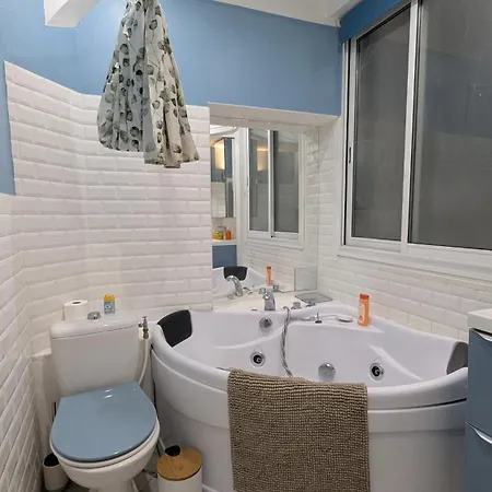 T2 - Plein Centre - 4 Voyageurs - Jacuzzi ! * Μπαγιόν